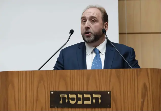  ?? (Dina Margolin) ?? ILIA SALITA, president and CEO of the Genesis Philanthro­py Group, speaks at the Knesset during a discussion of the film.