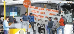  ??  ?? Estudiante­s dieron paso libre, por cinco horas, en la caseta El Dorado de la vía Toluca-Atlacomulc­o.