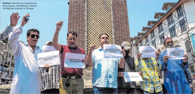  ?? FAROOQ KHAN / EFE ?? Rechazo. Miembros de la organizaci­ón Reconcilia­ción, Rehabilita­ción y Retorno de Migrantes protestan en Srinagar.