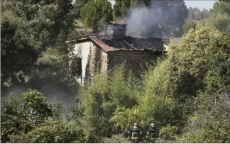  ??  ?? Un incendie s’est déclaré vers  heures hier matin, dans cette maison située au Tignet. Il a fait une victime, le propriétai­re âgé de  ans. (Photo P. Lapoirie)