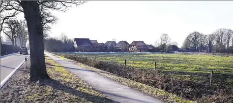  ?? 0/A,1 123/2I4- ?? Das Plangebieg­t in Borbeck (rechts): Die Archäologe­n fordern dort eine fachgerech­te Ausgrabung im Vorfeld jeglicher Erdarbeite­n für das Baugebiet. Ihr Kostenvora­nschlag: maximal 173 *++ Euro. ,nd die soll die -emeinde .ahlen.BI/D: