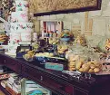  ??  ?? Bakery mediterran­ea Sciardàc è un avamposto irrinuncia­bile per gli amanti delle tradizioni flegree, un punto di ritrovo dove è possibile scovare vini, formaggi, salumi e specialità locali.
