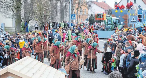  ?? FOTO: AFI ?? Tausende Besucher haben die Straßen beim Faschingsu­mzug in Pfahlheim gesäumt.