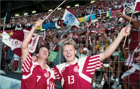  ?? Bild: BILDBYRÅN ?? DANSK DYNAMIT. John Faxe Jensen och Henrik Larsen, Danmark jublar efter segern i finalen.