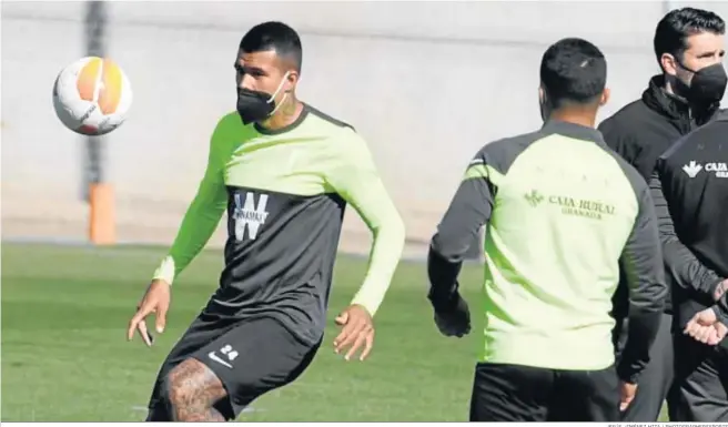  ?? JESÚS JIMÉNEZ HITA / PHOTOGRAPH­ERSSPORTS ?? Los jugadores del Granada se ejercitan con los cinco sentidos puestos en el encuentro que mañana jugarán ante el Nápoles en el Nuevo Los Cármenes.