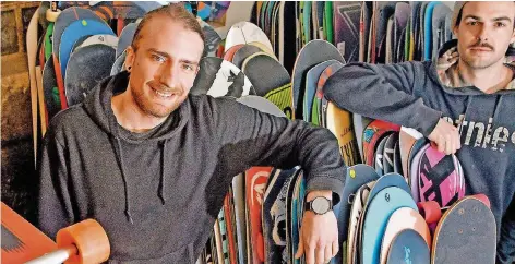  ?? FOTO: OLIVER DIETZE ?? Jannik Jost (rechts) und Tobias Degel von ReMount setzen mit ihren Skateboard­s auf Privatkund­en und größere Unternehme­n.