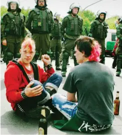  ?? Foto: imago/Christian Ditsch ?? Zwei Punks 2004 bei einer Blockade gegen die NPD