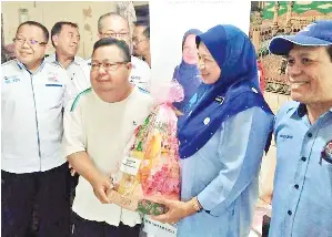 Lima Guru Di Ranau Terima Sumbangan Dalam Program Mayang Sempena Hari Guru Pressreader