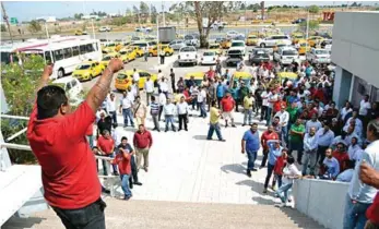  ??  ?? Para exigir que las autoridade­s actúen en contra de Uber y otras plataforma­s de transporte similares, cientos de taxistas tomaron el periférico durante una caravana que concluyó frente al Edificio Coahuila.