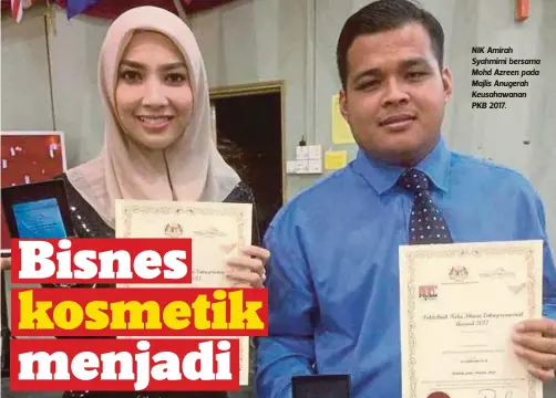  ??  ?? NIK Amirah Syahmimi bersama Mohd Azreen pada Majlis Anugerah Keusahawan­an PKB 2017.
