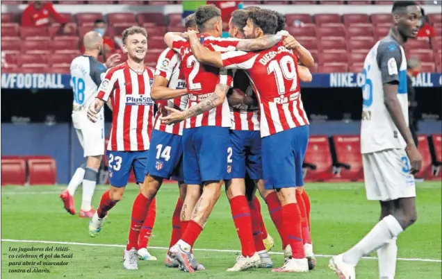  ??  ?? Los jugadores del Atlético celebran el gol de Saúl para abrir el marcador contra el Alavés.