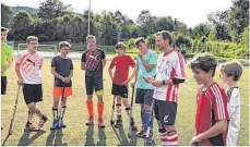  ?? FOTO: VEREIN ?? Christian Arnold redete mit den Tuttlinger Hockey-Junioren nicht nur über seine Karriere. Der frühere schweizer Nationalsp­ieler leitete den TC RWNachwuch­s auch im Training an.