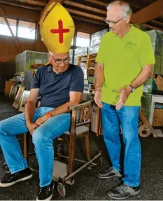  ??  ?? Hans Trischberg­er, der eine Mitra anprobiert hat, lässt sich von Konrad Niederhube­r einen „Rollstuhl“erklären. Fotos: Andreas Lode