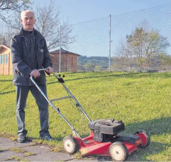  ?? FOTO: REGINA BRAUNGART ?? Eigentlich hat Werner Reichmann einen Rasentrakt­or, aber der will an diesem kühlen Morgen noch nicht.