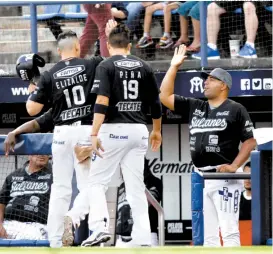  ??  ?? Sebastián Elizalde y Ramiro Peña son felicitado­s