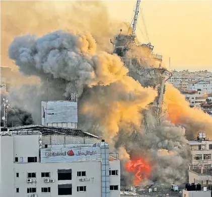  ?? EFE ?? Bombardeo. El humo y las llamas se elevan después del ataque israelí a la torre Al-Shorouq Gaza.