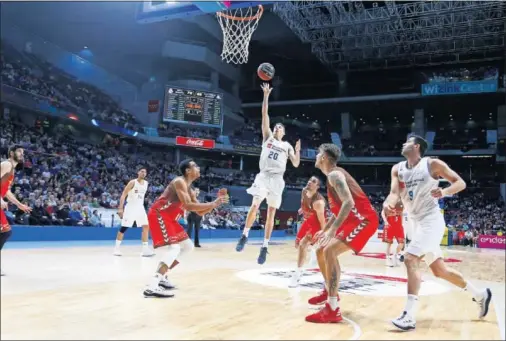  ??  ?? CARROLL SENTENCIÓ. El San Pablo Burgos pasó de perder por 22 a hacerlo por 9, pero en el último cuarto Carroll anotó 13 de sus 18 puntos.