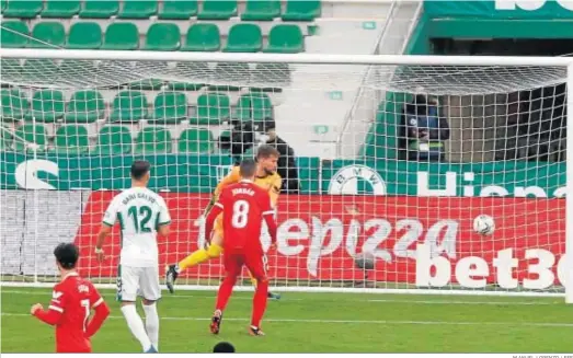  ?? M,ANUEL LORENZO / EFE ?? El meta del Sevilla Vaclík observa cómo el remate de Guido Carrillo entra en su portería tras golpear el poste.