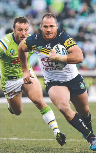  ?? Picture: KYM SMITH ?? IN CHARGE: Matt Scott at his rampaging best against Canberra.