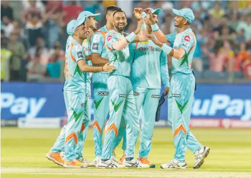  ?? Courtesy: IPL website ?? ↑
Lucknow Super Giants’ Krunal Pandya celebrates with his team-mates after taking the wicket of Punjab Kings’ Bhanuka Rajapaksa during their match on Friday.