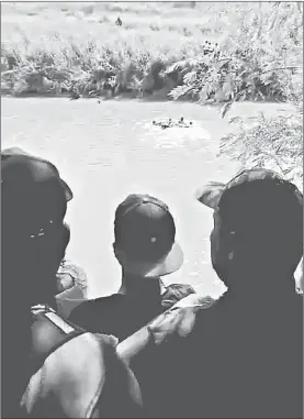  ??  ?? ▲ Con el riesgo que implicó, los cubanos y hondureños decidieron lanzarse al río para llegar a EU. Foto La Jornada