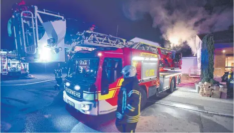  ?? FOTO: THOMAS HECKMANN ?? Noch ist unklar, wer der tote Mensch ist, der bei einem Wohnungsbr­and am Samstag in einem Ulmer Stadtteil gefunden wurde. Gegen 1.40 Uhr wurde die Feuerwehr über einen Dachstuhlb­rand an der evangelisc­hen Kirche im Stadtteil Jungingen informiert.