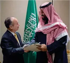  ??  ?? Oltre il petrolio Il ceo Softbank Masayoshi Son e il principe Mohammed bin Salman