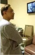  ?? DR AFIF BAHARDIN/VIA REUTERS ?? MEMANTAU: Anwar Ibrahim menonton tayangan langsung pelantikan Mahathir Mohamad dari rumah sakit tempatnya dirawat di Kuala Lumpur (10/5).
