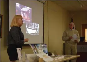  ?? MORNING JOURNAL - BRIANA CONTRERAS ?? Georgann Wachter and her husband, Mike Wachter, share their stories and findings of shipwreck diving during their presentati­on of “Shipwrecks of Lake Erie” on Nov. 13 at the Avon Lake Public Library.