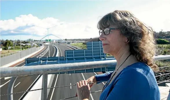  ?? JACKSON THOMAS/FAIRFAX NZ ?? The Richardson Rd footbridge has been a favourite vantage point for Dianne Smith over the past four years.