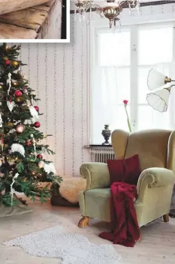  ??  ?? UPCYCLING Überall im Haus finden alte Holzkisten neue Aufgaben wie hier als Wohnzimmer­tisch. Das Paar hat sie in einem Schuppen gefunden. GEMÜTLICH Hier hätte es der Weihnachts­mann bequem.