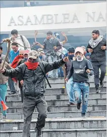  ?? GUSTAVO GUAMÁN / EXPRESO ?? Manifestac­iones. En octubre, la sede de la Asamblea fue atacada.