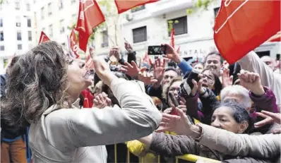  ?? Jesús Hellín / Europa Press ?? La vicepresid­enta María Jesús Montero saluda a los militantes, ayer en la puerta de la sede de Ferraz.