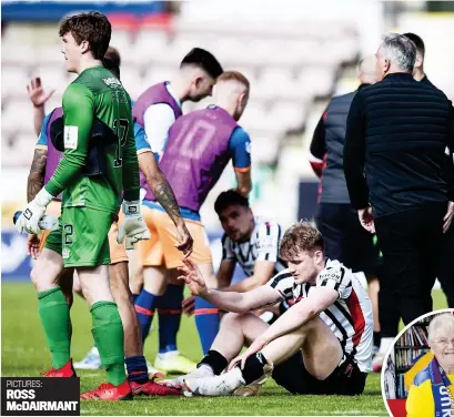  ?? ?? PICTURES: ROSS McDAIRMANT
Dejection: Dunfermlin­e are devastated; (inset top) loyal fan Marv Stewart and John Hughes