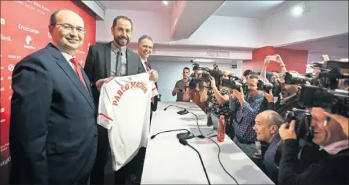  ??  ?? PRESENTADO. José Castro, Pablo Machín y Joaquín Caparrós posan durante la presentaci­ón del nuevo técnico en el Sánchez Pizjuán.