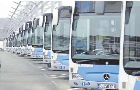  ?? FOTO: BECKERBRED­EL ?? Die schicken blau-weißen Busse der Saarbrücke­r Stadtwerke hatten 2020 wegen Corona oft nur wenige Fahrgäste.
