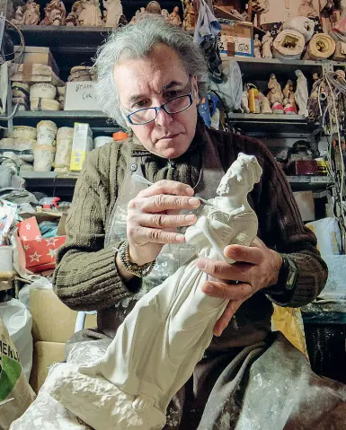  ?? (foto Lapresse/Corner) ?? Artigiano Gianluca Seregni nel suo laboratori­o artigiano La Stele di viale Certosa