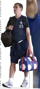  ?? — AFP ?? Antoine Griezmann at Moscow’s Sheremetye­vo airport on Monday.