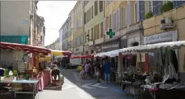  ?? (Photo S. B.) ?? Le marché a doucement repris dans les rues de Carcès mais les forains ne cachent pas leur amertume.