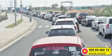  ?? ?? En la Costanera de Asunción, quienes buscaban vacunarse, comenzaron a hacer cola a primeras horas de la madrugada.