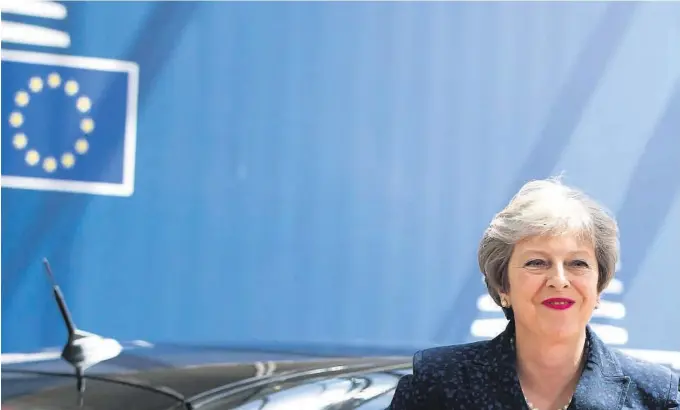  ?? FOTO: AP/NTB SCANPIX ?? HÅPER PÅ ENIGHET OM BREXIT: Storbritan­nias statsminis­ter Theresa May samler i dag sine statsråder på landstedet Chequers for om mulig å bli enige om veien videre i brexitforh­andlingene. Her, Theresa May ved starten av et EU-toppmøte i Brussel 28. juni.