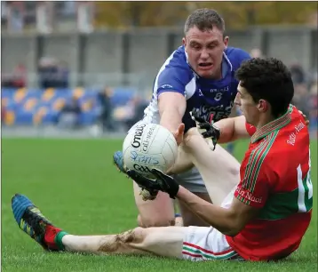  ??  ?? Dean Healy battles with Rathnew’s Jody Merrigan in the county final of 2015.