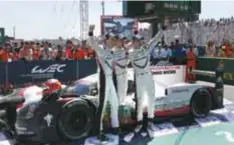  ?? | AP ?? Brendon Harley, Earl Bamber y Timo Bernhard festejan junto a su Porsche 919 Hybrid.