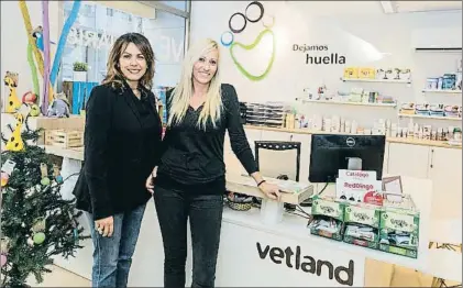  ?? CÉSAR RANGEL ?? Giovanna Luna y Marta Serrano, en una de las clínicas de Vetland en el Eixample