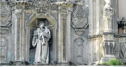  ?? LOURDES DE VICENTE ?? Detalle de la valiosa portada de piedra de la iglesia de San Antonio.