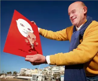  ??  ?? Grégoire Hacot présente l’une des quatorze créations originales mises aux enchères : celle de Curd Ridel, l’auteur de la série Angèle et René. (Photo Philippe Arnassan)