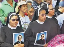  ??  ?? Devotas. Religiosas de diferentes congregaci­ones portaron imágenes de san Romero.