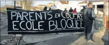  ??  ?? Lundi 15 février. Les parents occupent l’école jour et nuit