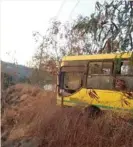  ?? NOTICIAS DEL PUERTO ?? El bus casi cae al estero de Mata de Limón.