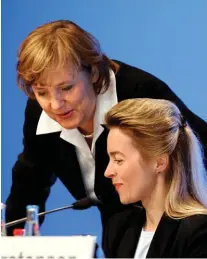  ??  ?? Mentor. Ursula von der Leyen et Angela Merkel en décembre 2004. La ministre vient alors d’intégrer le bureau du Parti chrétien-démocrate.